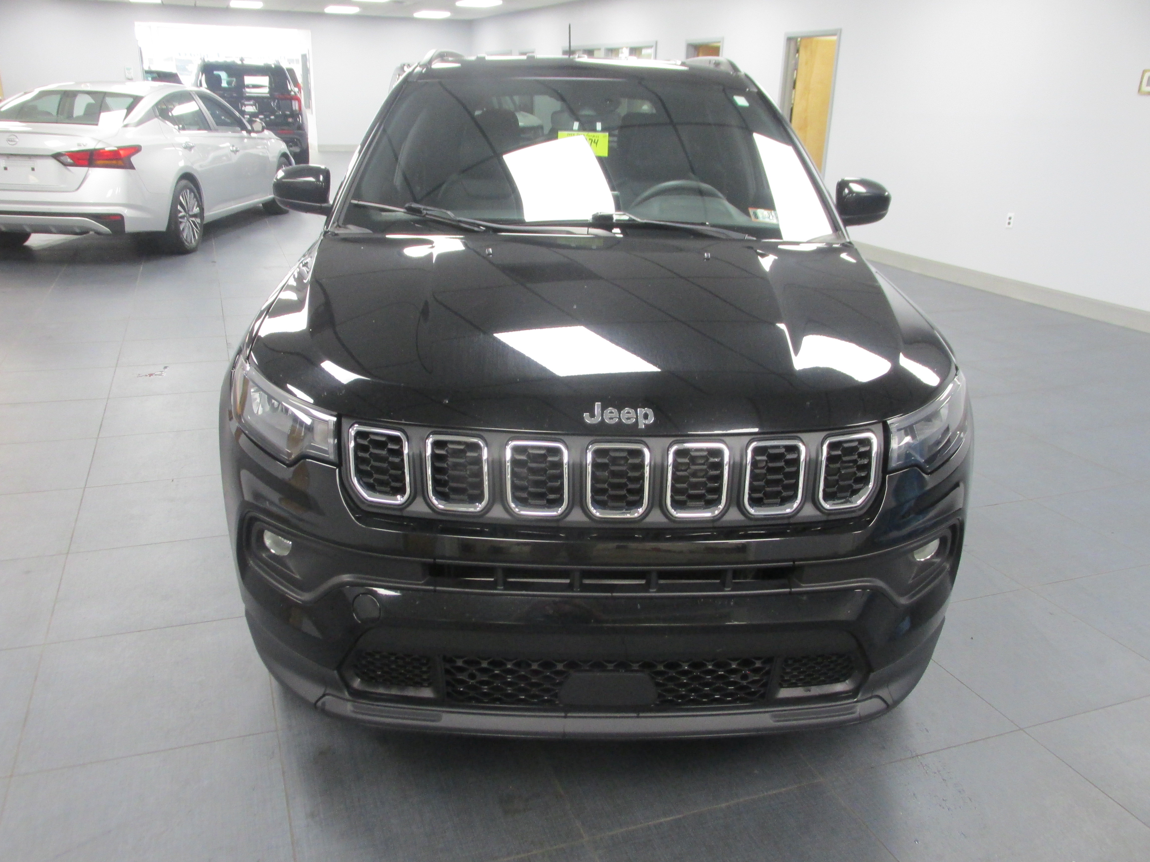 Used 2024 Jeep Compass Latitude AWD/4WD image 2