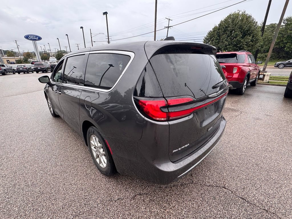 Used 2023 Chrysler Pacifica Touring-L FWD image 3