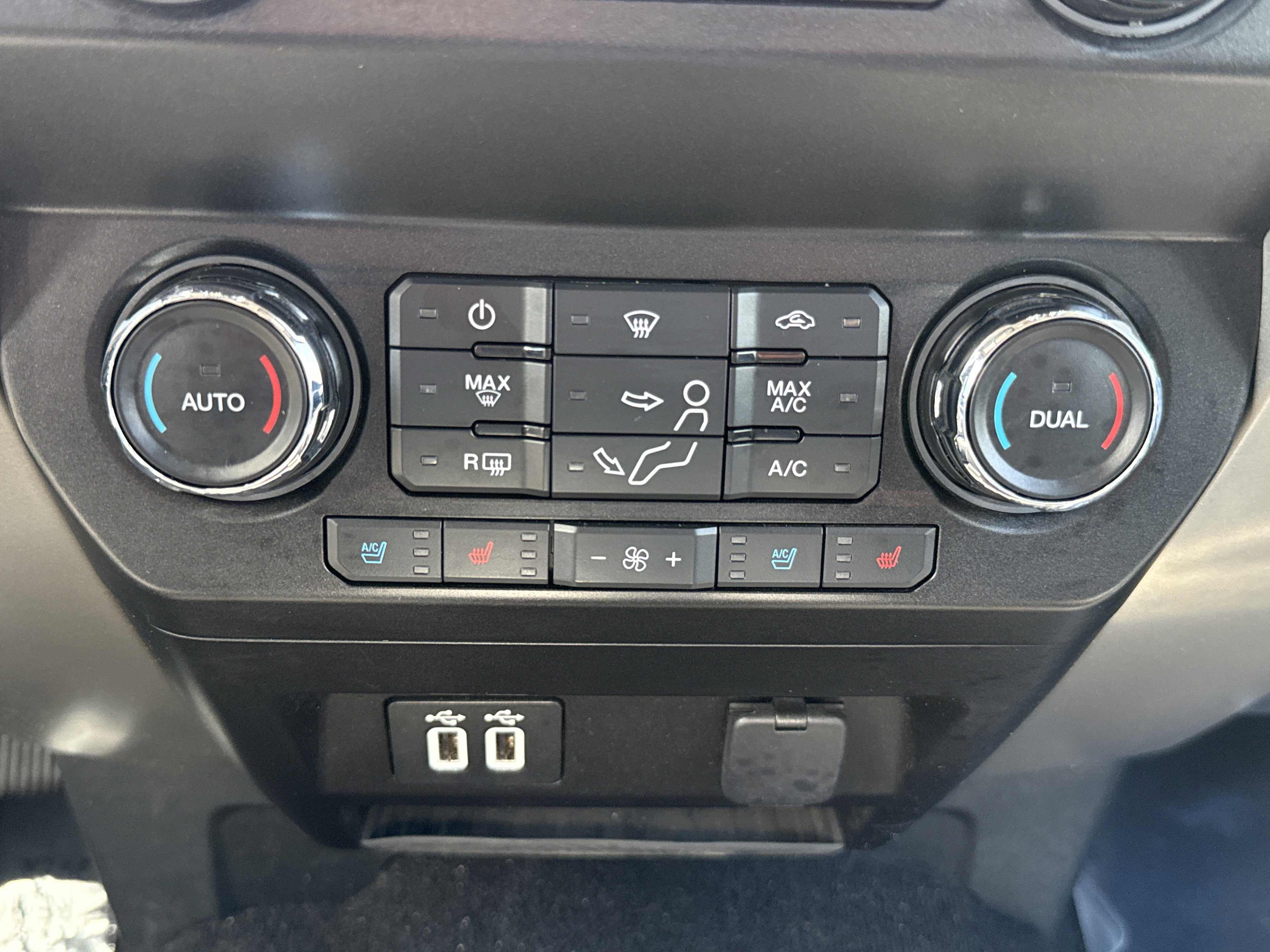 Certified 2019 Ford F350 Lariat w/ Camper Package AWD/4WD image 24