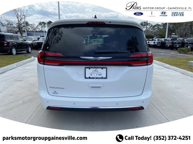 Used 2024 Chrysler Pacifica Touring-L image 5