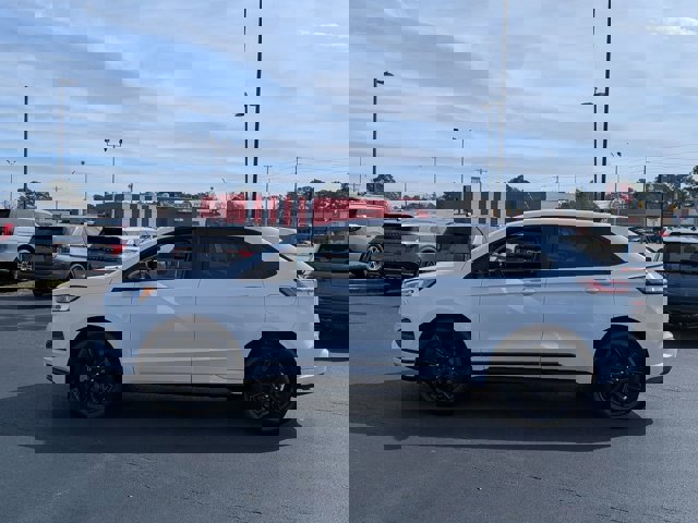 Certified 2022 Ford Edge SE w/ Black Appearance Package image 2