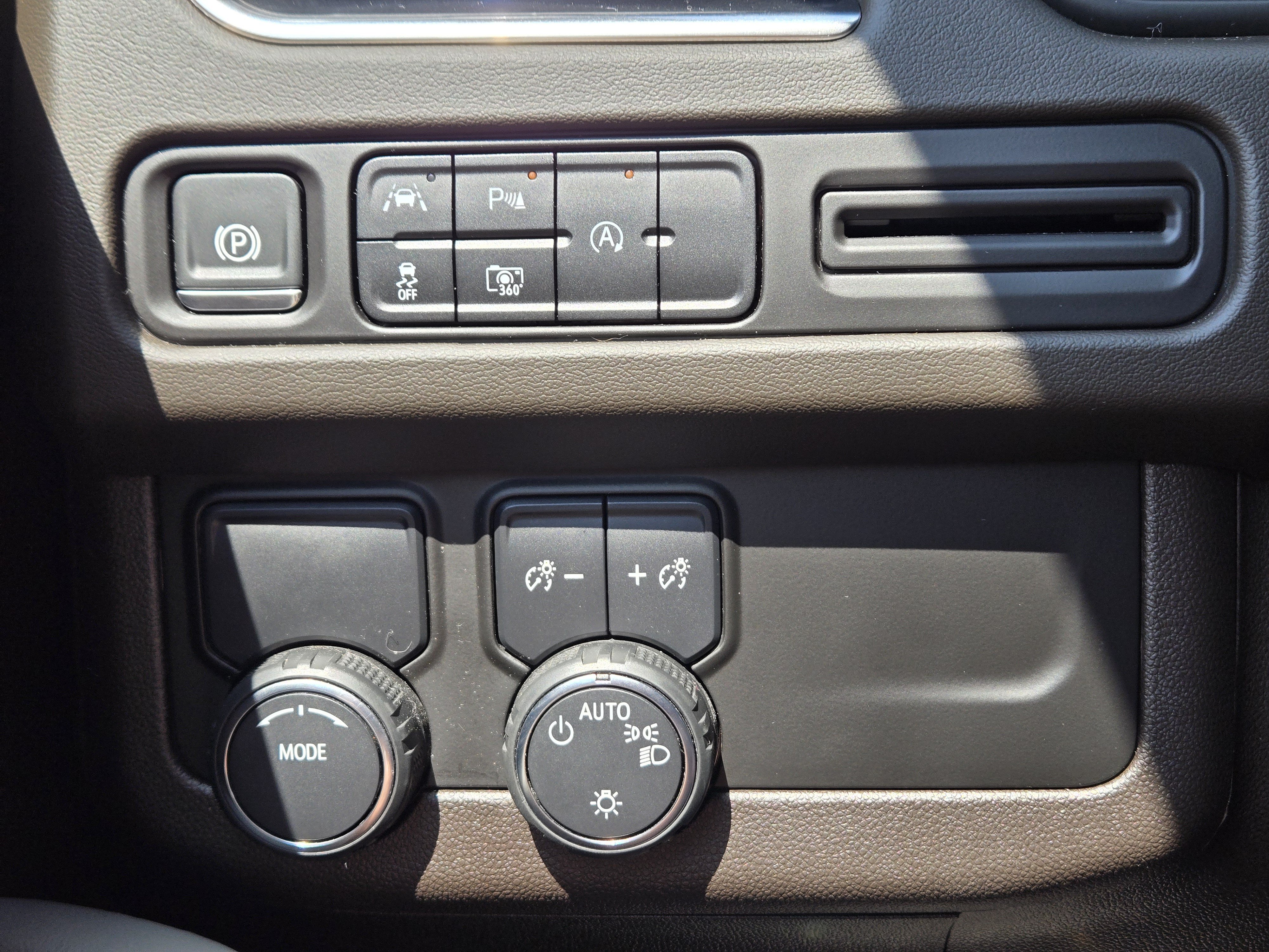 Used 2024 Chevrolet Suburban LT w/ Luxury Package RWD image 24