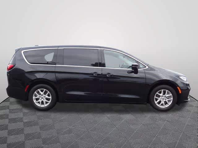 Used 2023 Chrysler Pacifica Touring-L FWD image 4