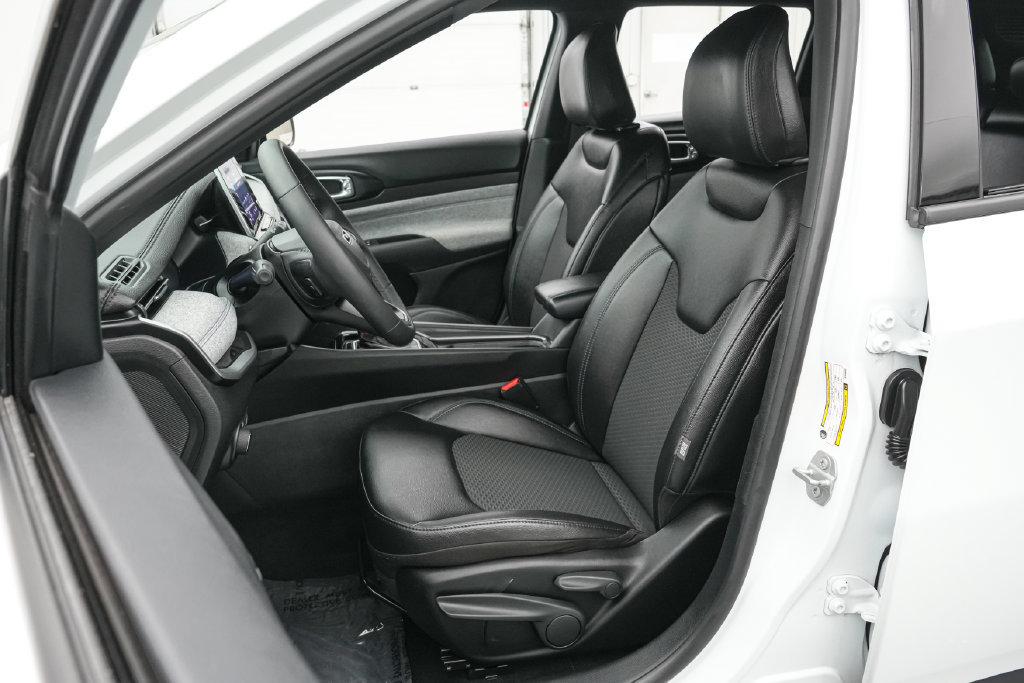 Used 2025 Jeep Compass Latitude AWD/4WD image 11