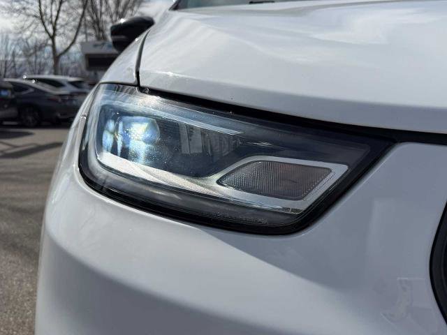Used 2025 Chrysler Pacifica Limited image 3