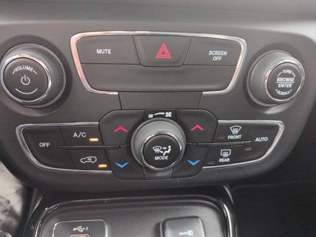 Used 2019 Jeep Compass Latitude FWD image 40