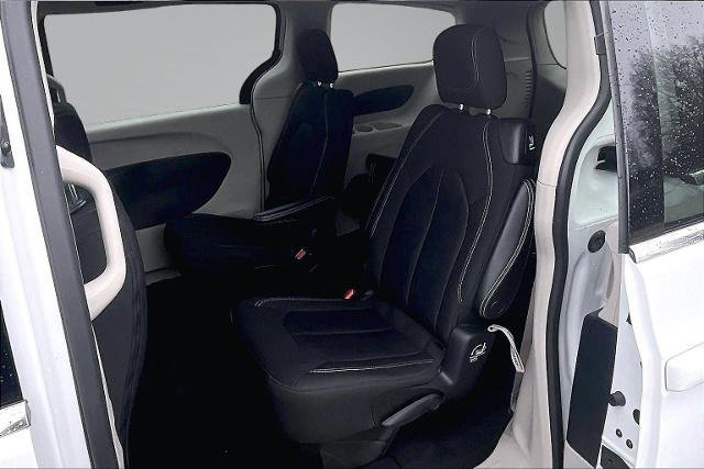 Used 2022 Chrysler Voyager LX image 27