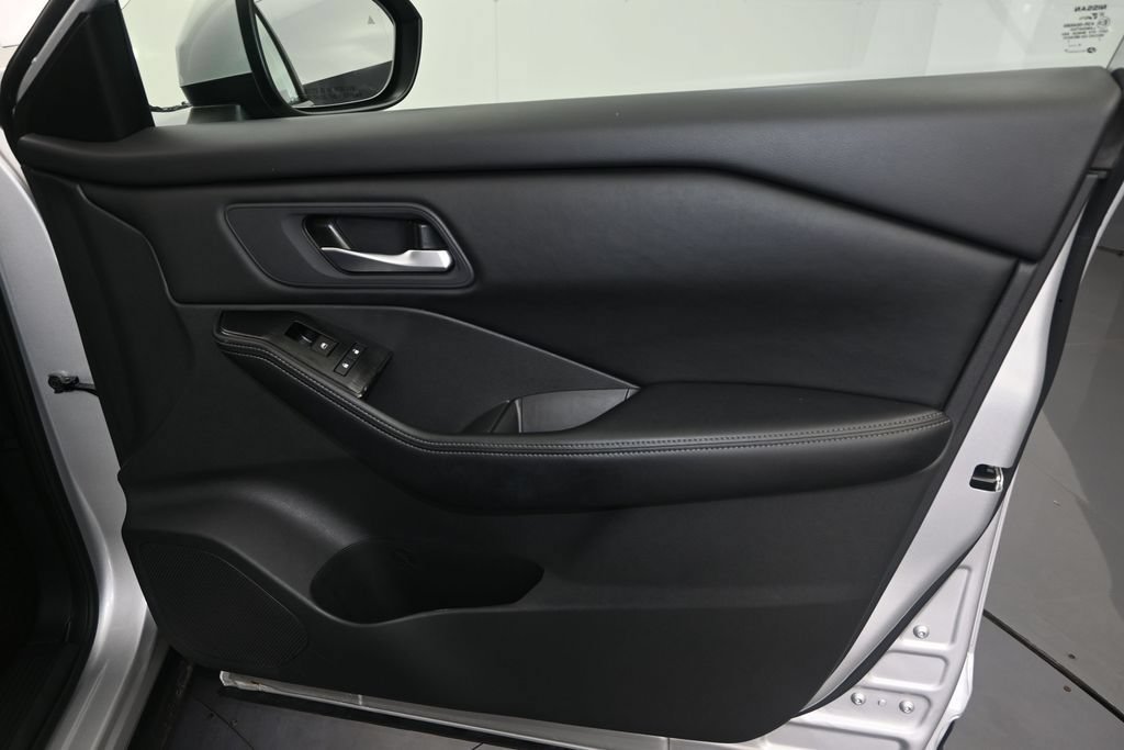 Used 2025 Nissan Rogue SV FWD image 15