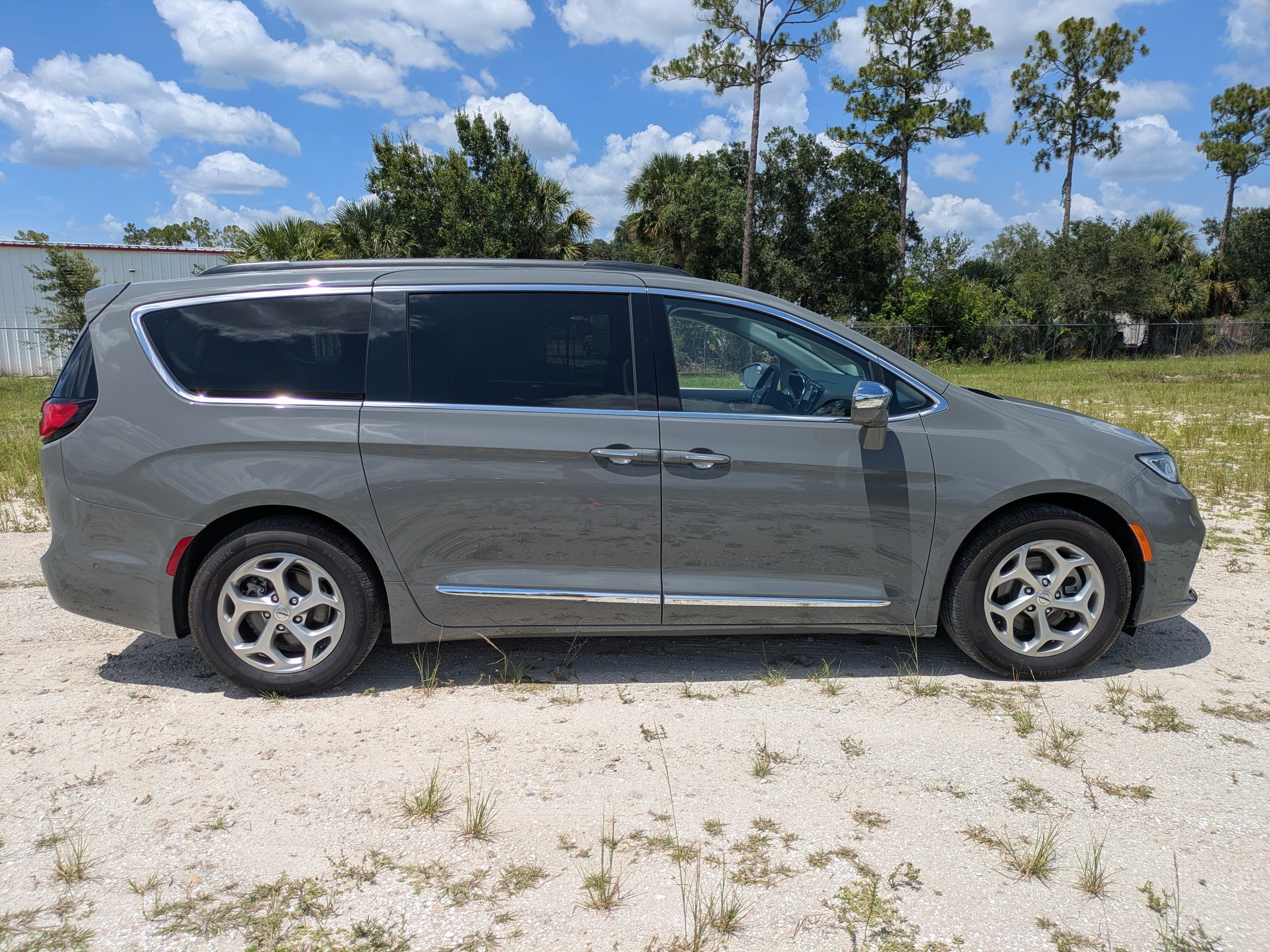 Used 2022 Chrysler Pacifica Limited FWD image 3