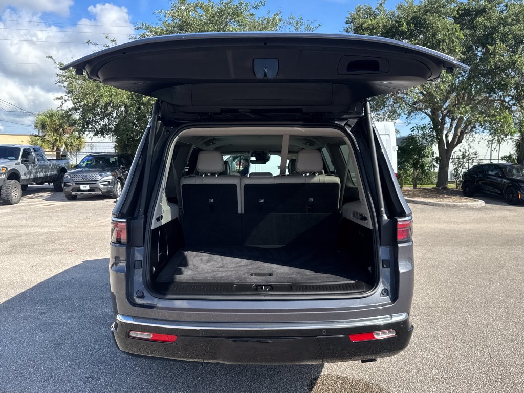 Used 2024 Jeep Wagoneer L Series III w/ HD Trailer Tow Package AWD/4WD image 28