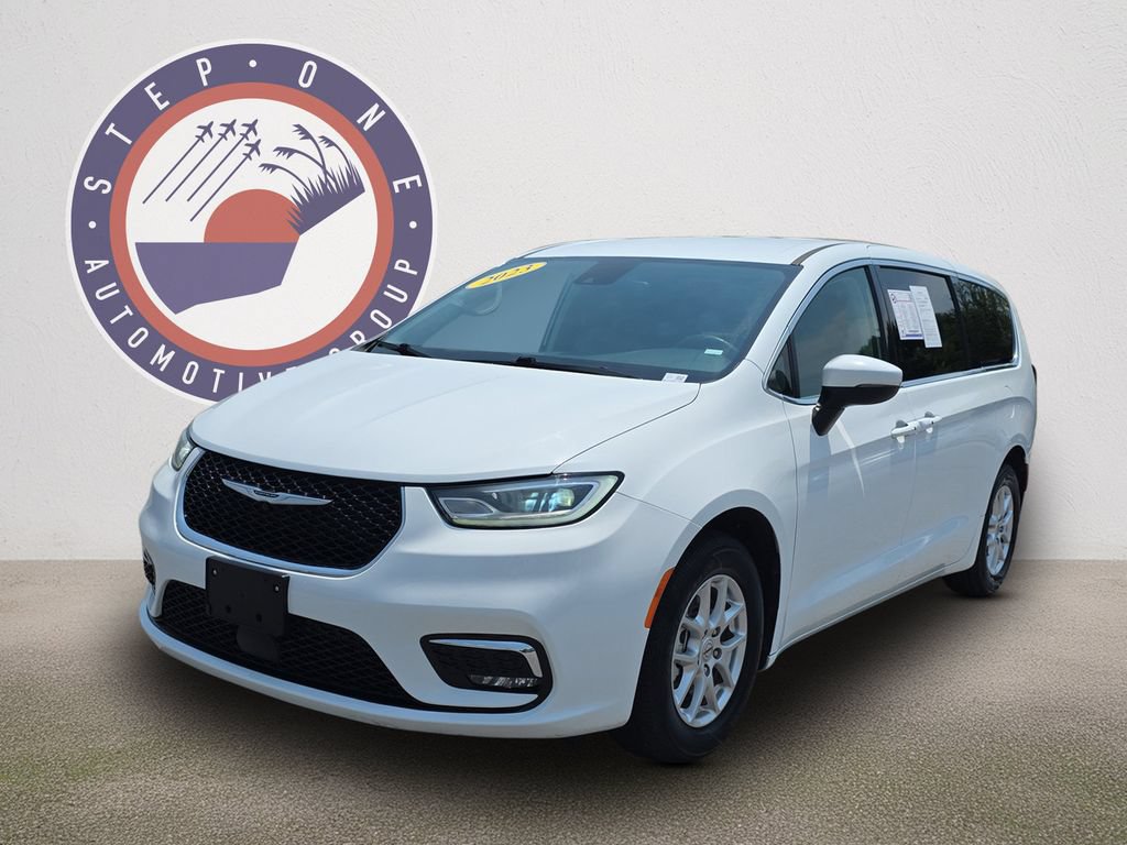 Used 2023 Chrysler Pacifica Touring-L FWD image 2