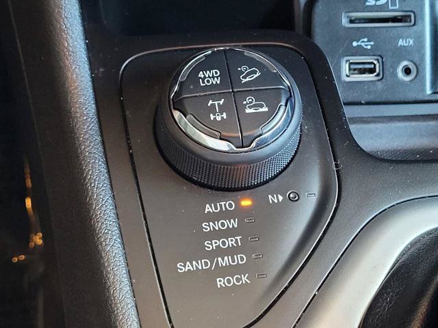 Used 2018 Jeep Cherokee Trailhawk w/ Comfort/Convenience Group AWD/4WD image 15