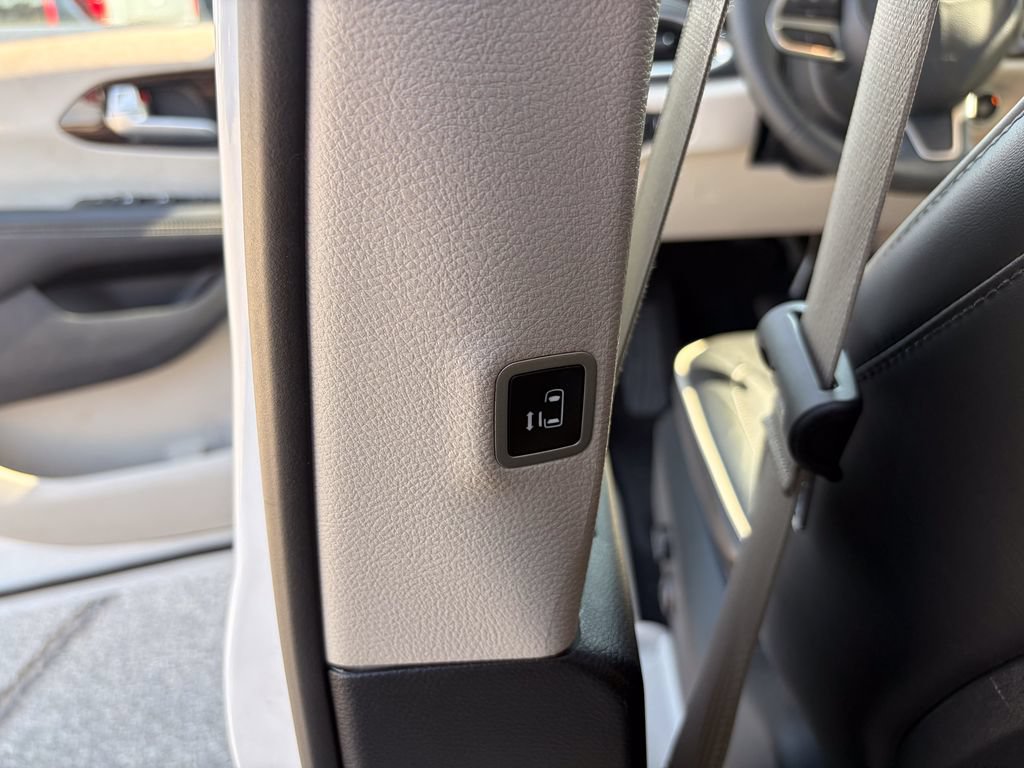 Used 2024 Chrysler Pacifica Limited FWD image 32