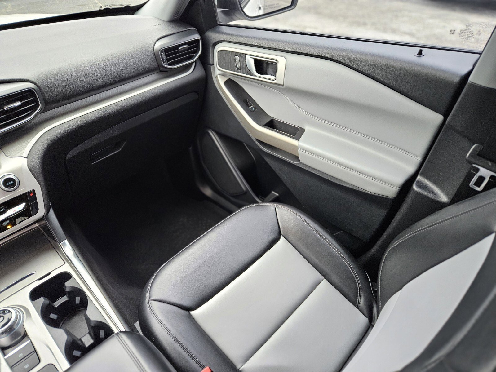 Certified 2022 Ford Explorer XLT w/ Equipment Group 202A image 16