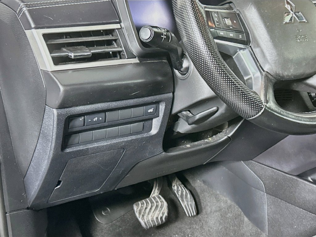 Used 2024 Mitsubishi Outlander AWD image 11