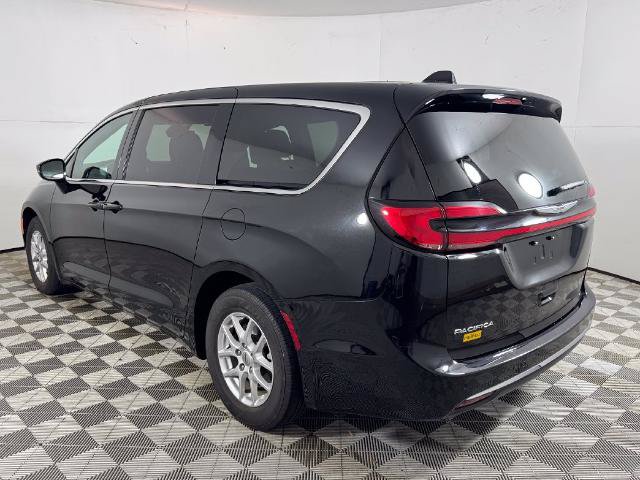 Used 2025 Chrysler Pacifica Select FWD image 11