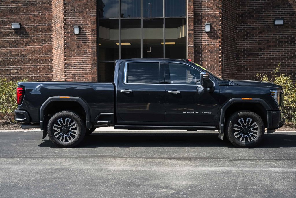 Used 2025 GMC Sierra 2500 Denali Ultimate w/ LPO, GMC Protection Package AWD/4WD image 8
