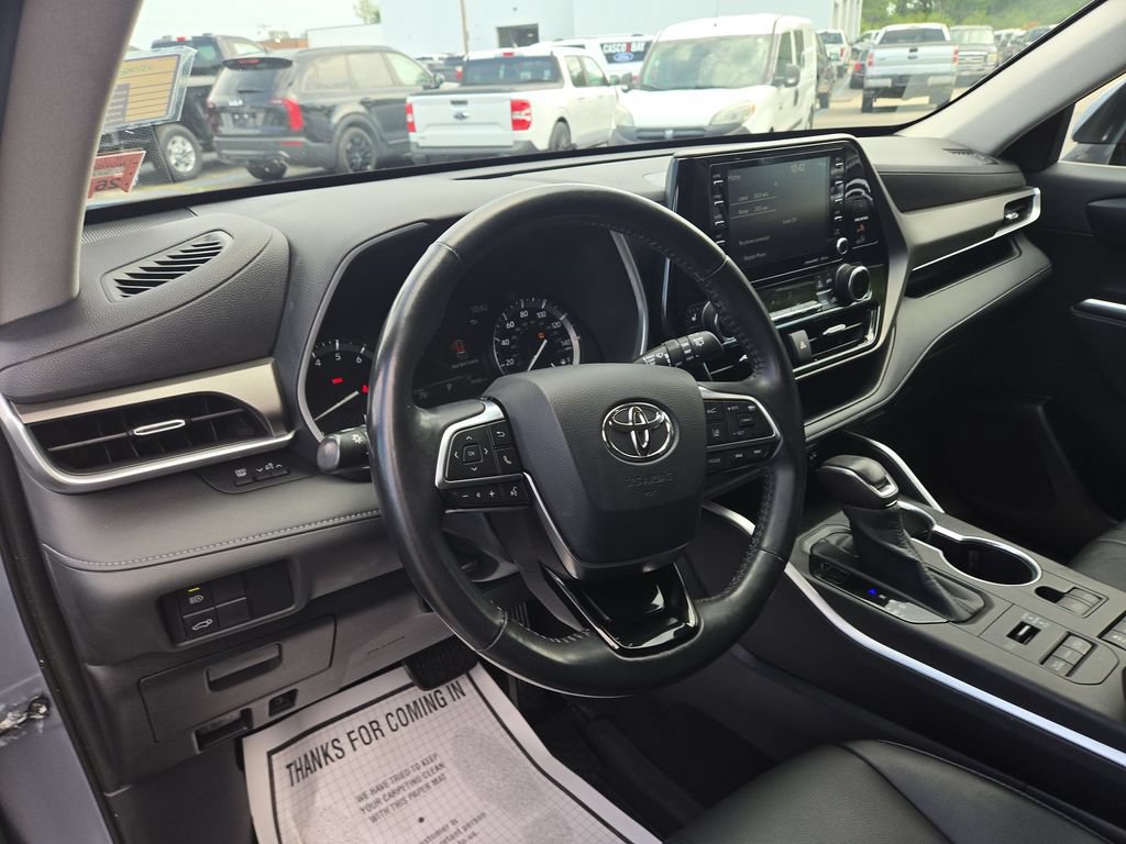 Used 2020 Toyota Highlander XLE AWD/4WD image 7