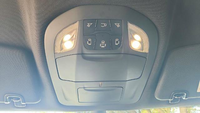 Used 2025 Chrysler Pacifica Select image 15