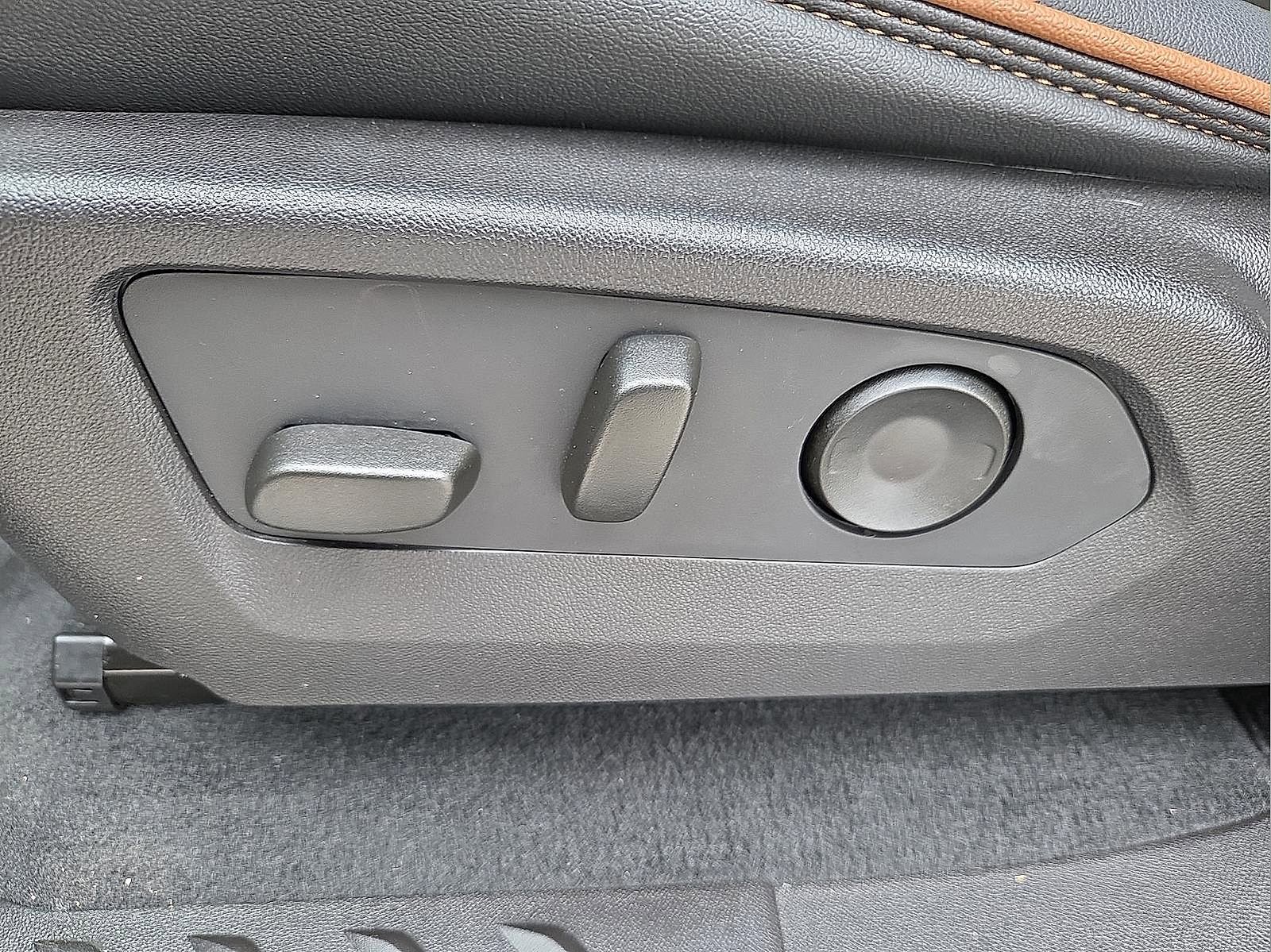 Used 2025 GMC Canyon AT4 w/ Technology Plus Package image 15