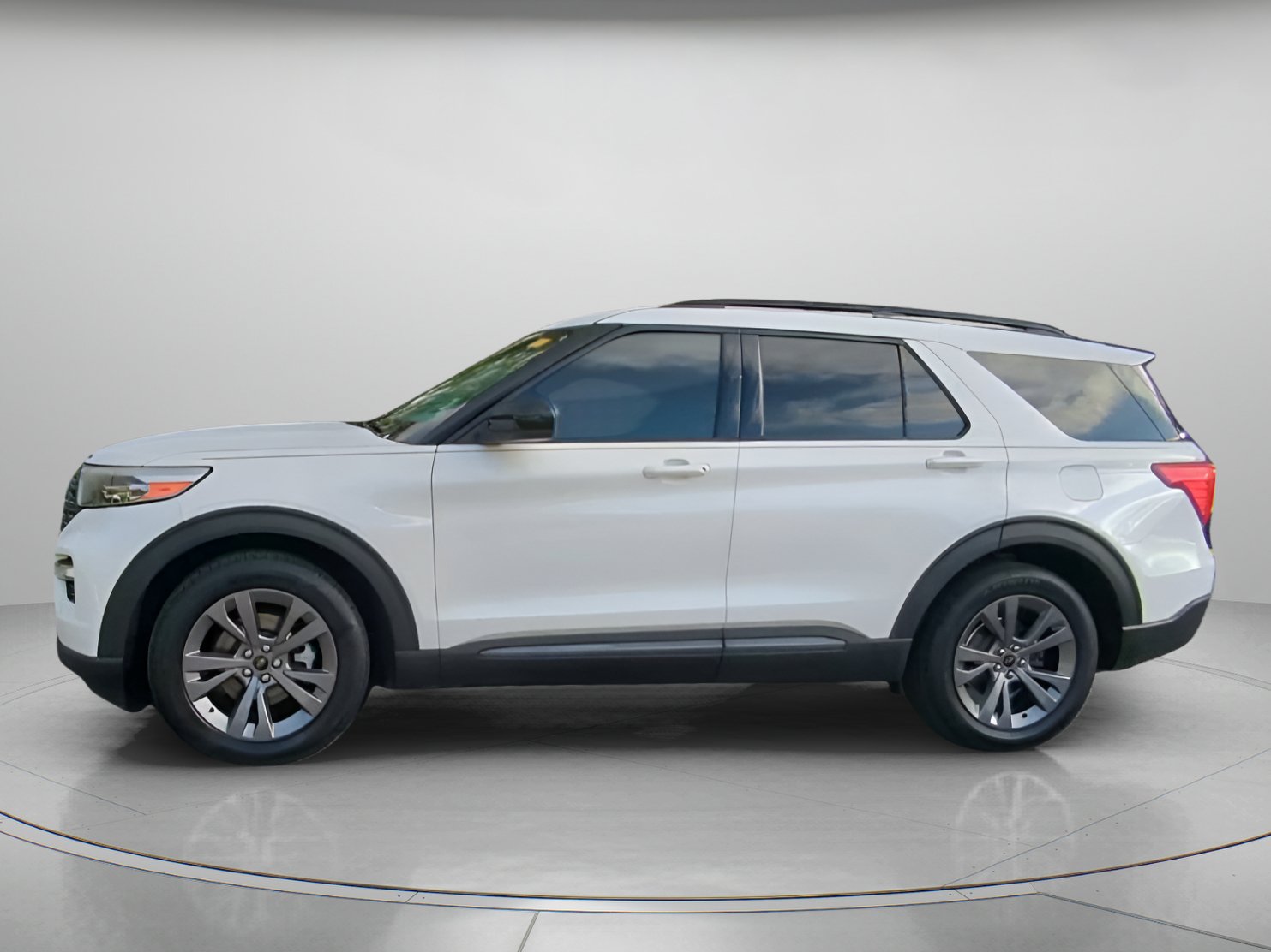 Certified 2022 Ford Explorer XLT w/ Equipment Group 202A RWD image 15