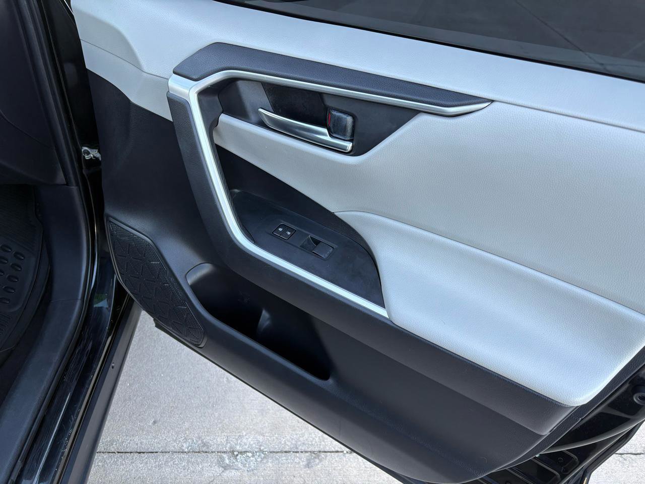 Used 2021 Toyota RAV4 XLE FWD image 41