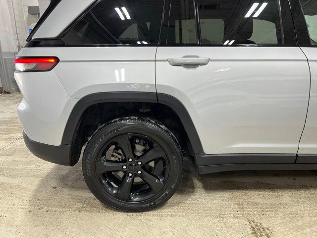 Used 2023 Jeep Grand Cherokee Altitude image 11