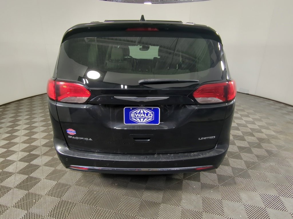 Used 2017 Chrysler Pacifica Limited image 3
