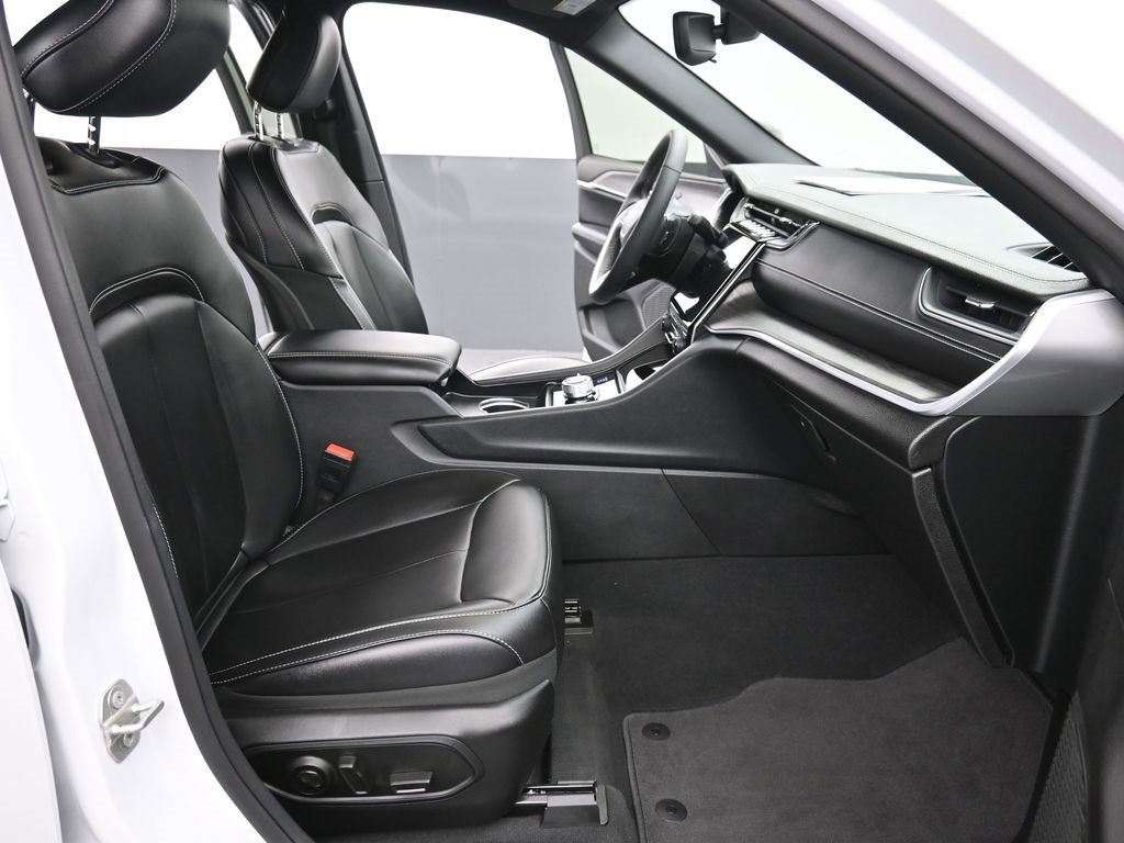 Used 2024 Jeep Grand Cherokee L Limited w/ Black Appearance Package image 16