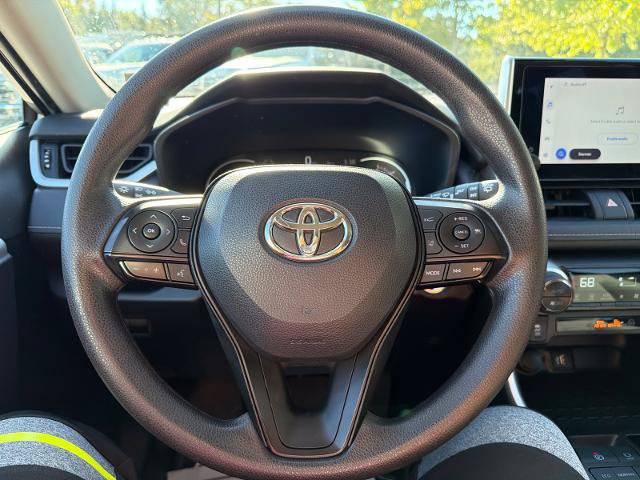 Used 2025 Toyota RAV4 XLE AWD/4WD image 19