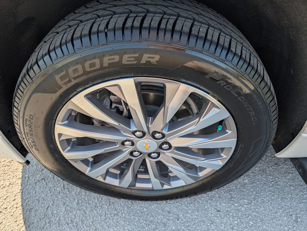 Used 2023 Chevrolet Traverse Premier FWD image 32