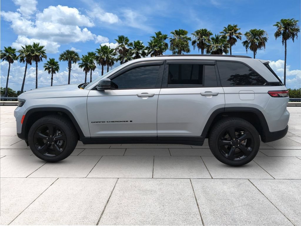 Used 2023 Jeep Grand Cherokee Altitude AWD/4WD image 4
