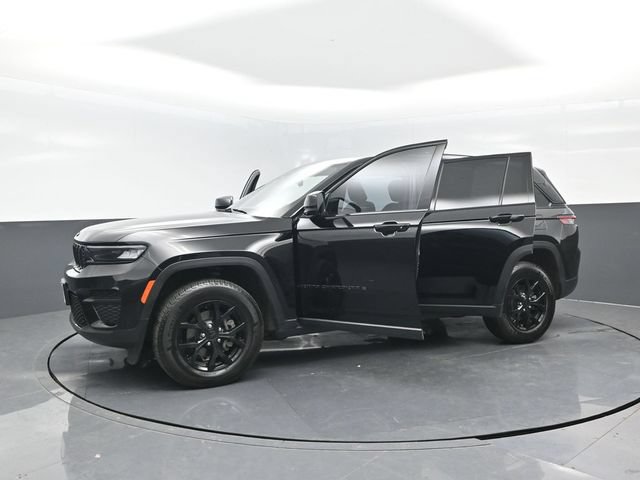 Used 2025 Jeep Grand Cherokee Altitude AWD/4WD image 31