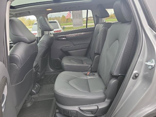 Used 2025 Toyota Highlander Platinum AWD/4WD image 25