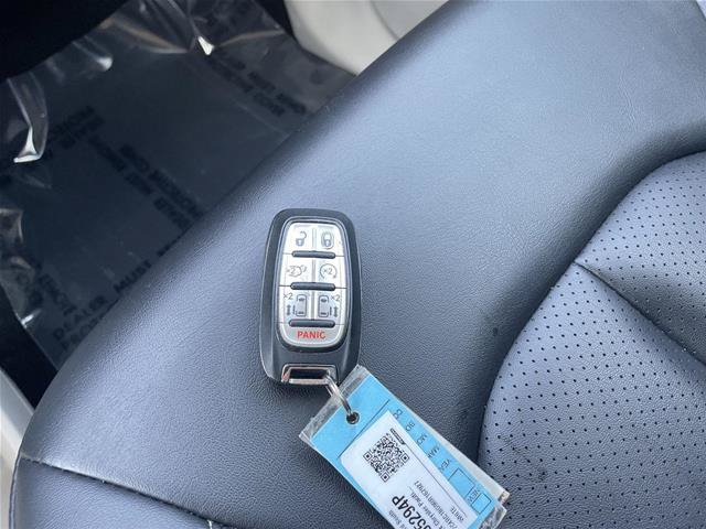 Used 2024 Chrysler Pacifica Touring-L FWD image 36