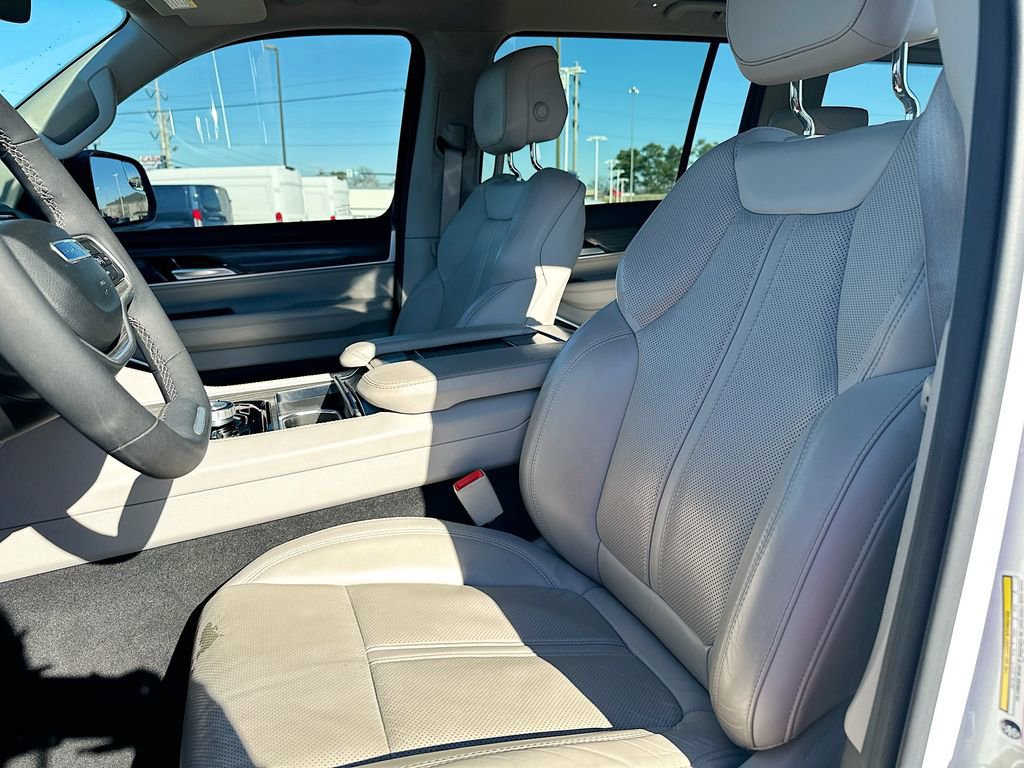 Used 2023 Jeep Wagoneer Series III w/ Preferred Equipment Group image 9