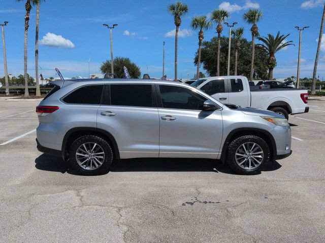 Used 2018 Toyota Highlander XLE AWD/4WD image 3