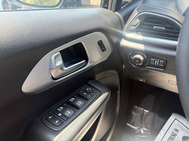 Used 2025 Chrysler Pacifica Limited FWD image 20