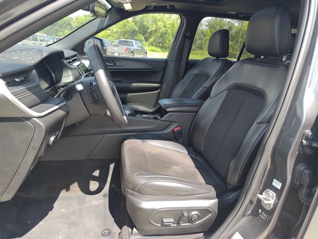 Used 2023 Jeep Grand Cherokee Altitude AWD/4WD image 9