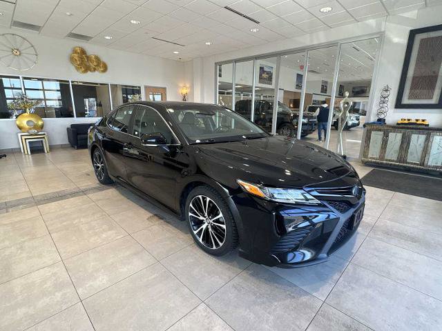 Used 2019 Toyota Camry SE w/ Sunroof Package image 1
