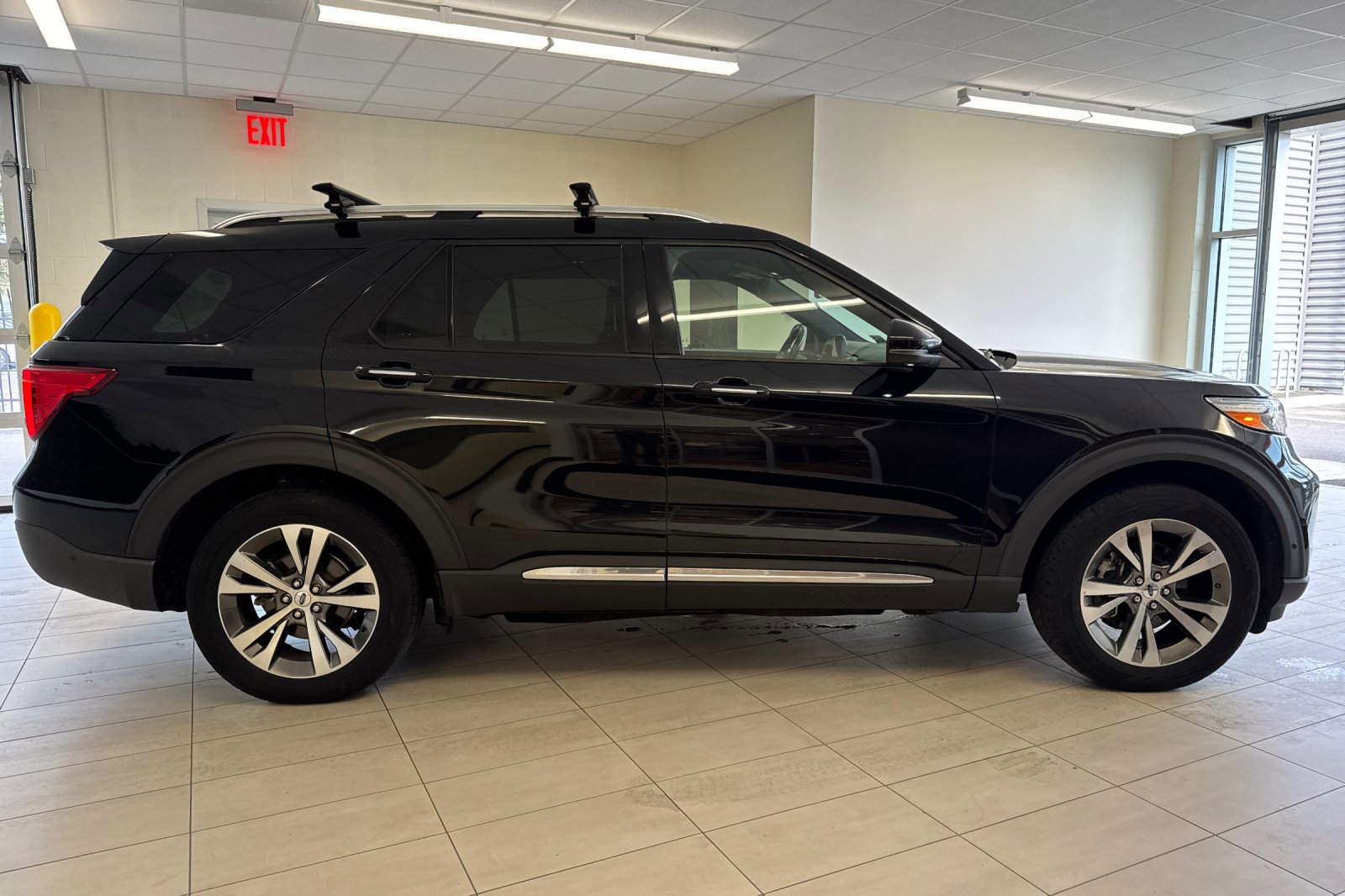 Certified 2020 Ford Explorer Platinum w/ Premium Technology Package AWD/4WD image 3