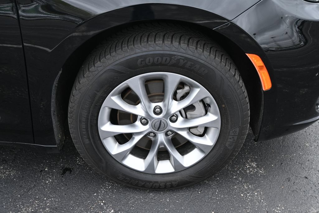 Used 2024 Chrysler Pacifica Touring-L AWD/4WD image 17