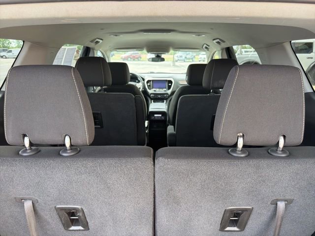 Used 2023 GMC Acadia SLE w/ Driver Convenience Package FWD image 19