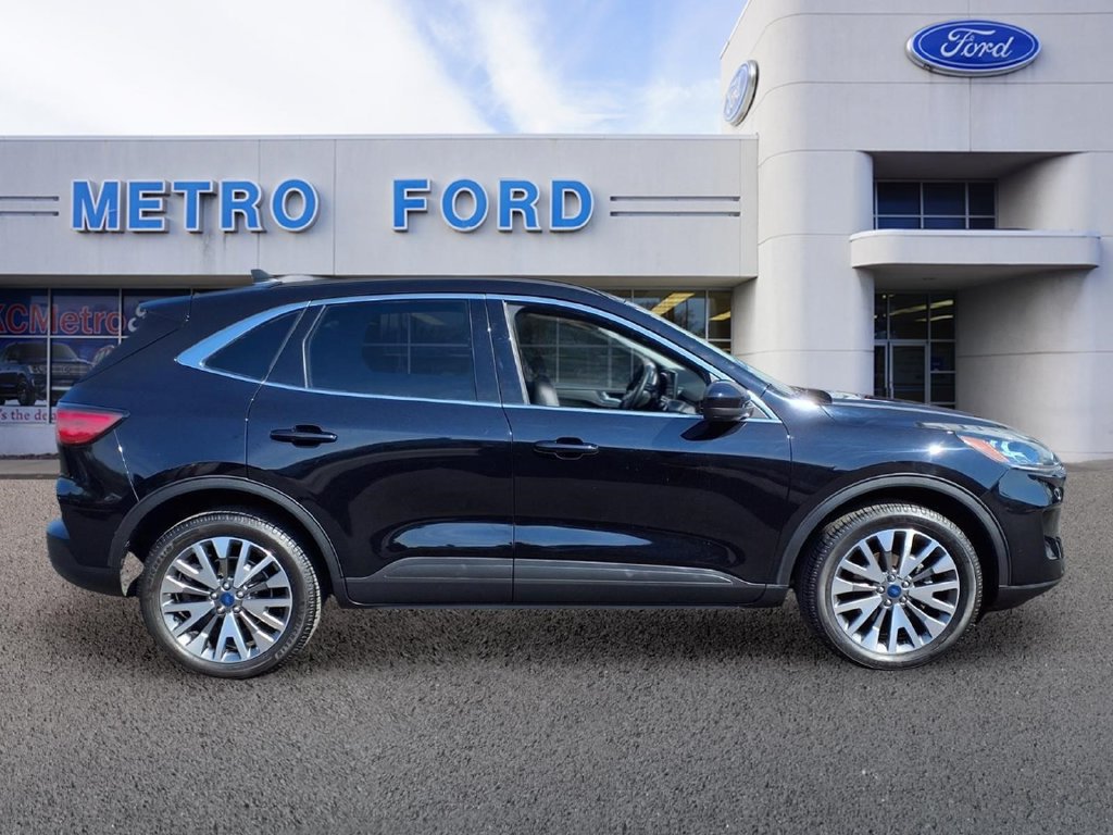 Certified 2022 Ford Escape Titanium AWD/4WD image 2