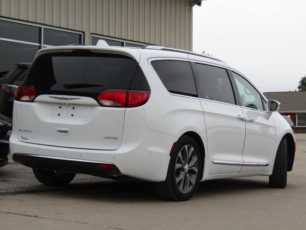 Used 2019 Chrysler Pacifica Limited w/ Tire & Wheel Group FWD image 3