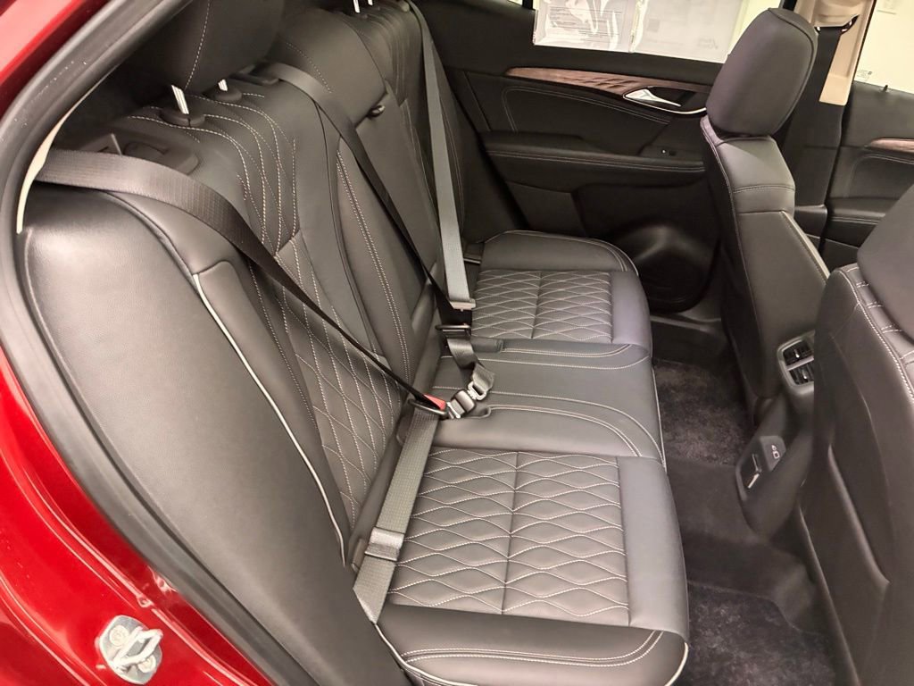 Used 2023 Buick Envision Avenir image 32