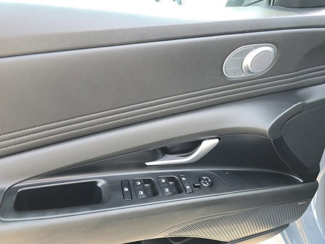 Used 2023 Hyundai Elantra Limited image 12