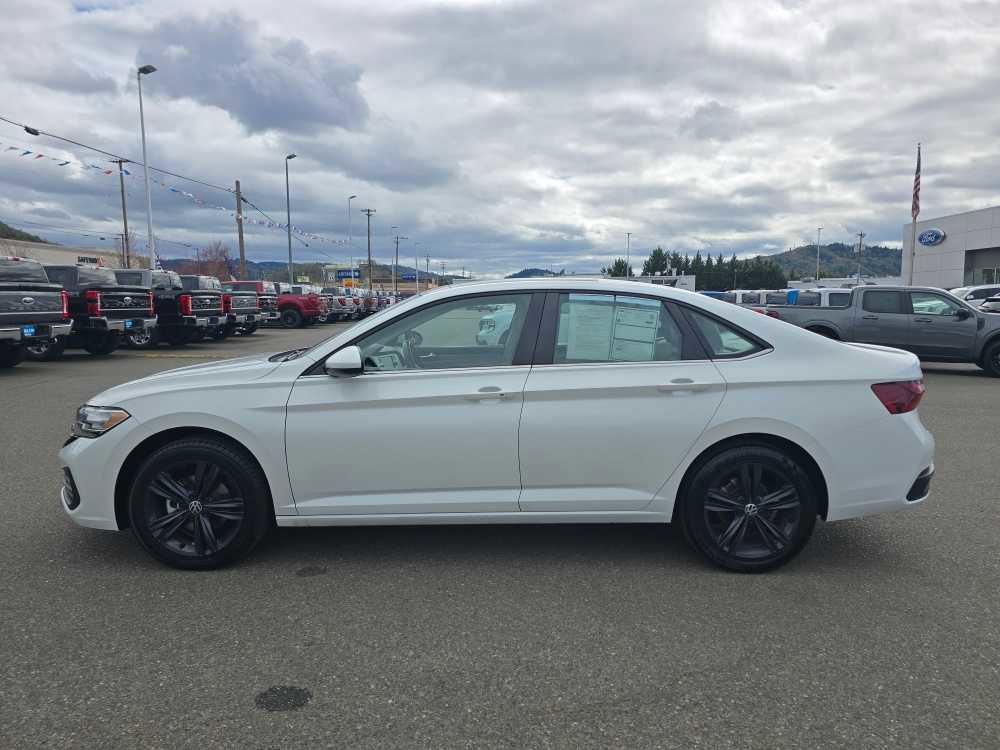 Used 2023 Volkswagen Jetta SE image 3