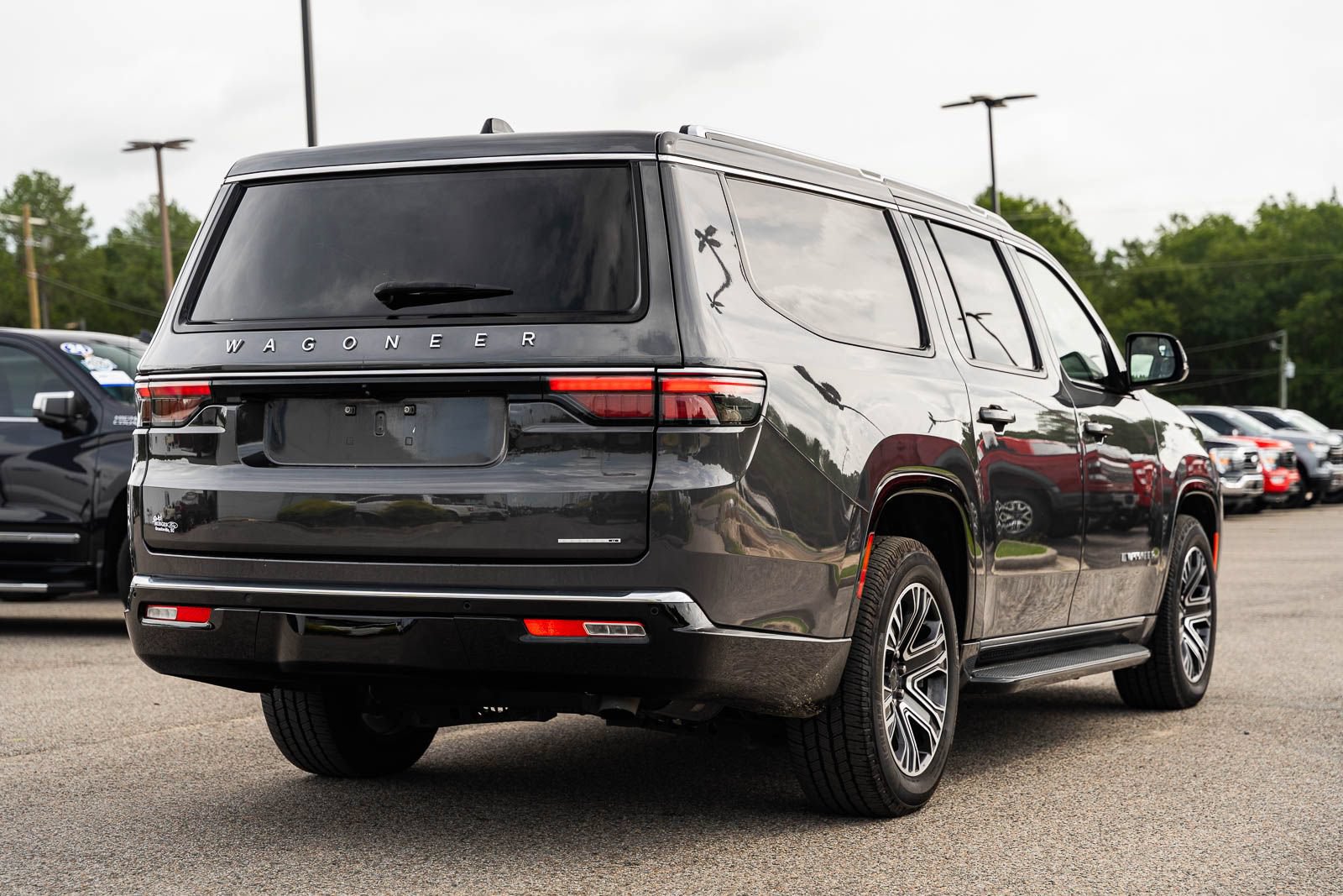 Used 2024 Jeep Wagoneer L Series II w/ Flexible Seating Group AWD/4WD image 7