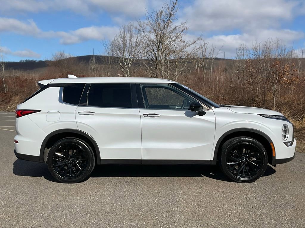 Used 2023 Mitsubishi Outlander SE Black Edition image 27